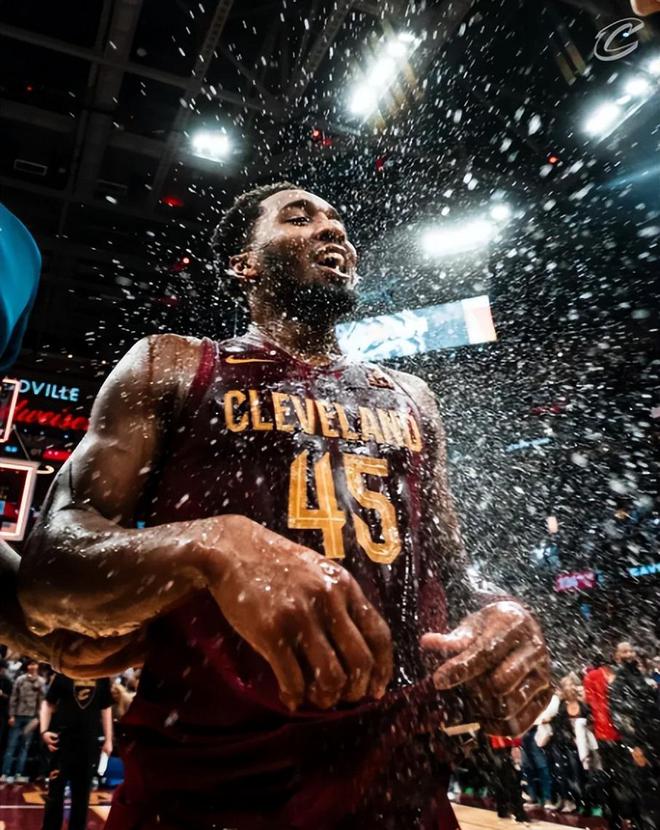 熊猫体育：狂轰十连胜！悄悄登顶联盟第1！NBA最有冠军相的球队老大被低估(图7)